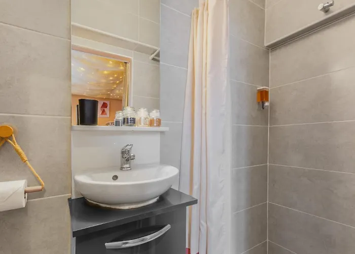 Le Petit Nid Etoile - Gare, Jardin Botanique, Wifi Апартаменты *